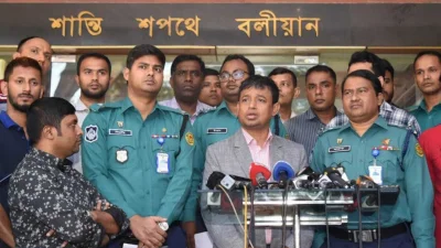 সংবাদ সম্মেলনে ডিবি প্রধান মোহাম্মদ হারুন অর রশীদ। ছবি: সংগৃহীত