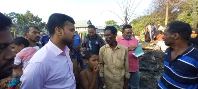 আগুনের পুড়ে যাওয়া বাড়ি পরিদর্শন করছেন জাজিরা উপজেলা নির্বাহী কর্মকর্তা কামরুল হাসান সোহেল। ছবি- ইত্তেফাক