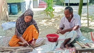 স্বামী-স্ত্রী মিলে শৈল্পিক কাজটি করেন, সঙ্গে থাকে ছেলেও। ছবি: ইত্তেফাক