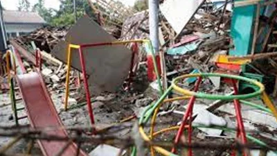 ভূমিকম্পের পর স্কুলবাড়ি ভেঙে পড়ে