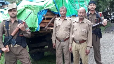 স্থানীয় সময় সকাল ৭টার দিকে আসাম বন বিভাগের একটি দল চোরাই কাঠ বোঝাই একটি ট্রাক আটকানোর চেষ্টা করে