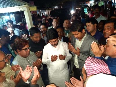 নেতা-কর্মীদের সঙ্গে দোয়া মোনাজাতে নিক্সন চৌধুরী। ছবি: ইত্তেফাক