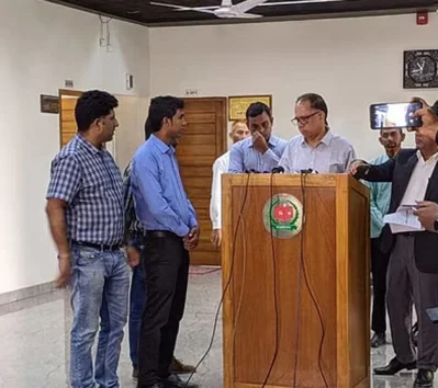 নির্বাচন ভবনে সাংবাদিকদের সঙ্গে কথা বলছেন সিইসি। ছবি: সংগৃহীত