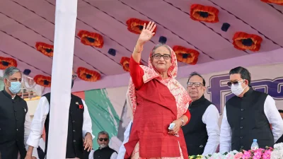 হাত নেড়ে অভিবাদন জানাচ্ছেন প্রধানমন্ত্রী শেখ হাসিনা। ছবি: ফোকাস বাংলা