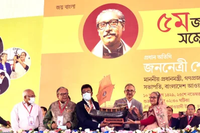 স্বাধীনতা চিকিৎসক পরিষদের পক্ষ থেকে প্রধানমন্ত্রী শেখ হাসিনাকে নৌকা উপহার দেওয়া হচ্ছে। ছবি: ফোকাস বাংলা