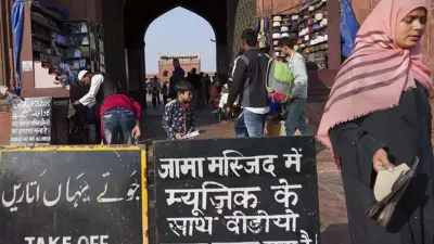  মসজিদের যে জায়গায় নামাজ পড়া হয়, সেখানে এমনিতেই সকলকে ঢুকতে দেওয়া হয় না।&nbsp;