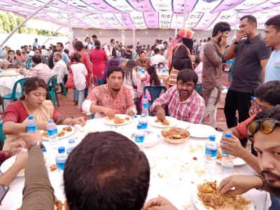 ঐতিহ্যবাহী মেজবানি খাবার দ্বারা অতিথিদের আপ্যায়ন করা হয়