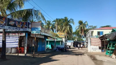 পর্যটনের ভরা মৌসুম চলছে। এসময়ে প্রবাল সমৃদ্ধ দ্বীপ সেন্টমার্টিনে পর্যটকের পদচারণায় বাজার ও আশপাশের সৈকত মুখর থাকতো। কিন্তু বর্তমানে সেখানে শুন শান নীরবতা বিরাজমান। ছবি- জাহাঙ্গীর আলম