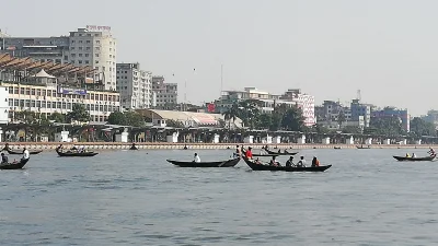 নৌ-যান চলাচল বন্ধ থাকায় ছোট নৌকায় অনেকেই পারাপার হচ্ছেন। ছবি: ইত্তেফাক