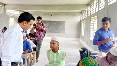 এসএসসি পরীক্ষা কেন্দ্রে রাসেল মৃধা।
