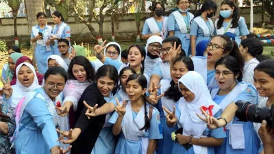 পরীক্ষার ফল প্রকাশের পরে শিক্ষার্থীদের উল্লাস। ছবি: ফোকাস বাংলা