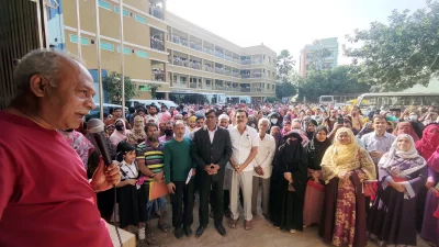 শিক্ষাপ্রতিষ্ঠানের প্রতিষ্ঠাতা আবদুল কাদির মোল্লা ও উচ্ছ্বাসিত অভিভাবকেরা। ছবি: ইত্তেফাক
