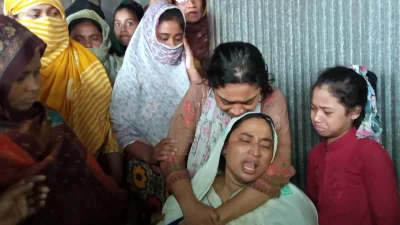 পরিবারের আহাজারি। ছবি: ইত্তেফাক