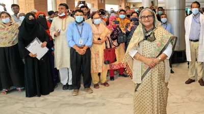 টিকিট কেটে চিকিৎসা নিলেন প্রধানমন্ত্রী। ছবি: ফোকাস বাংলা