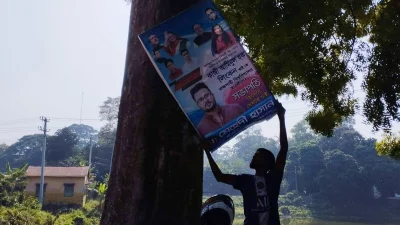 গাছে পেরেক ঠুকে টাঙানো সাইনবোর্ড-বিজ্ঞাপন তুলে ফেলা হচ্ছে। ছবি: ইত্তেফাক
