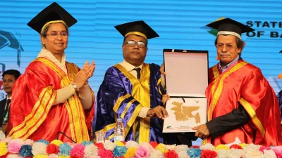 কনভোকেশন স্পিকারকে স্মারকলিপি তুলে দিচ্ছেন ভাইস চ্যান্সেলর।
