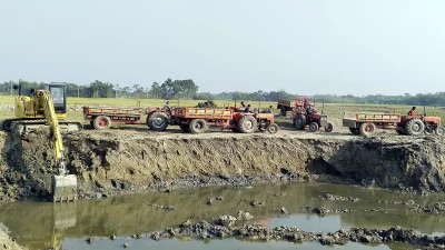 ফসলি জমির মাটি যাচ্ছে ইটভাটার পেটে। ছবি: ইত্তেফাক