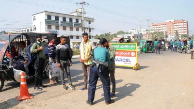 সমাবেশকে কেন্দ্র করে পথে পথে তল্লাশি চালাচ্ছে পুলিশ। ছবি: ইত্তেফাক
