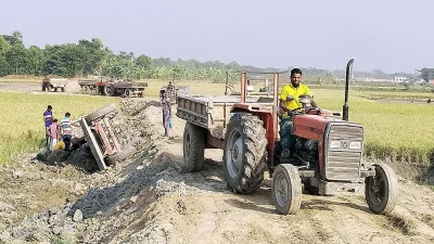 ফসলি জমির বুক চিরে ছুটছে ট্রাক্টর। ছবি: ইত্তেফাক