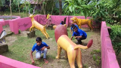 শিশুদের আকর্ষণের জন্য রয়েছে হরেক রকম বিনোদনের উপকরণ।