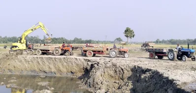 ফসলি জমির মাটি যাচ্ছে ইটভাটার পেটে। ছবি: ইত্তেফাক