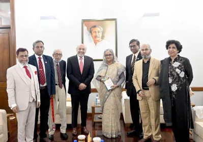 প্রধানমন্ত্রীর সঙ্গে অন্যান্যরা। ছবি: সংগৃহীত