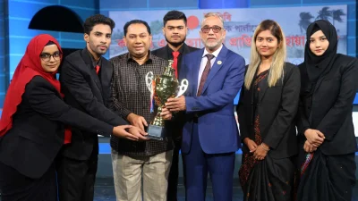 কপ-২৭ এর প্রত্যাশা ও প্রাপ্তি নিয়ে ছায়া সংসদের অতিথি পরিবেশ, বন ও জলবায়ু পরিবর্তন মন্ত্রী মো: শাহাব উদ্দিন, এমপি ও ডিবেট ফর ডেমোক্রেসির চেয়ারম্যান হাসান আহমেদ চৌধুরী কিরণ সহ বিচারকদের সাথে বিজয়ী দলের বিতার্কিকদের ট্রফি হাতে দেখা যাচ্ছে।