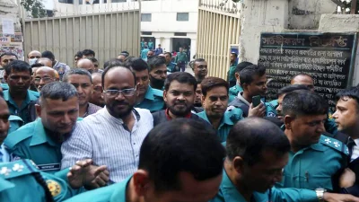 যুবদল সভাপতি সুলতান সালাউদ্দিন টুকু ও কেন্দ্রীয় সহ-সভাপতি নুরুল ইসলাম নয়নসহ সাতজনকে আদালতে হাজির করে পুলিশ। ছবি: ফোকাস বাংলা