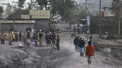 যেকোনো মুহূর্তে উত্তপ্ত লাভা উদগীরণের কারণে মাউন্ট সেমেরুর আশেপাশের গ্রাম থেকে প্রায় দুই হাজার মানুষকে সরিয়ে নেওয়া হয়েছে।