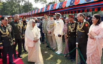 প্রধানমন্ত্রী শেখ হাসিনার সঙ্গে কুশল বিনিময় করছেন কর্মকর্তারা। ছবি: ফোকাস বাংলা