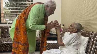 প্রধানমন্ত্রী নরেন্দ্র মোদি রোববার (৪ ডিসেম্বর) আহমেদাবাদে গিয়ে তার মা হীরাবেন মোদির সঙ্গে দেখা করেন।