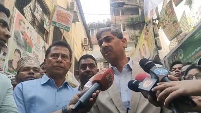 সাংবাদিকদের সঙ্গে কথা বলছেন শহীদ উদ্দিন চৌধুরী এ্যানী। 