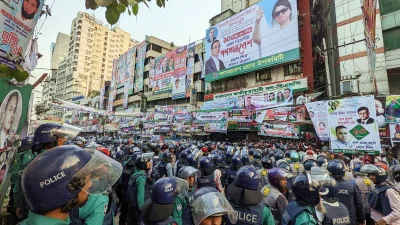 নয়াপল্টনে বিএনপির কার্যালয়ে ঢুকে অভিযান চালাচ্ছে পুলিশ।