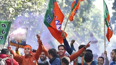 গেরুয়া শিবির গুজরাটে ৯৯টি আসন নিয়ে ক্ষমতায় এসেছিল।