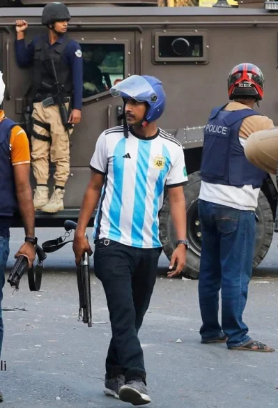 আর্জেন্টিনার জার্সি গায়ে শটগান হাতে এক যুবককে গুলি ছুড়তে দেখা যায়। সংগৃহীত ছবি