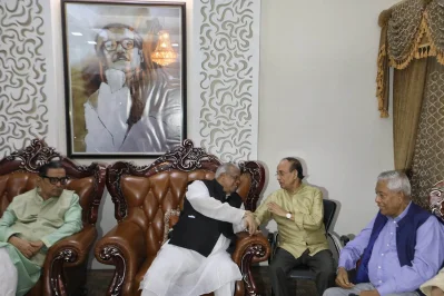 জাতীয় পার্টির (জেপি) চেয়ারম্যান আনোয়ার হোসেন মঞ্জুর সঙ্গে কুশল বিনিময় করছেন আমির হোসেন আমু। ছবি: আব্দুল গনি