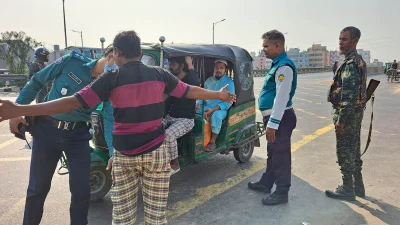 যাদের সন্দেহজনক মনে হচ্ছে তাদের অধিকতর জিজ্ঞাসাবাদ করা হচ্ছে। ছবি: আব্দুল্লাহ জুবায়ের