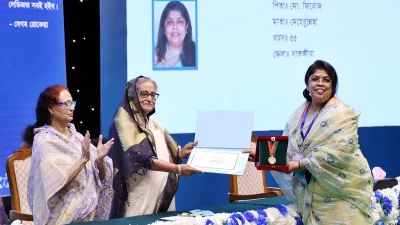 পুরস্কার তুলে দিচ্ছেন প্রধানমন্ত্রী শেখ হাসিনা। ছবি: ফোকাস বাংলা