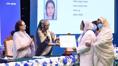 পুরস্কার তুলে দিচ্ছেন প্রধানমন্ত্রী শেখ হাসিনা। ছবি: ফোকাস বাংলা