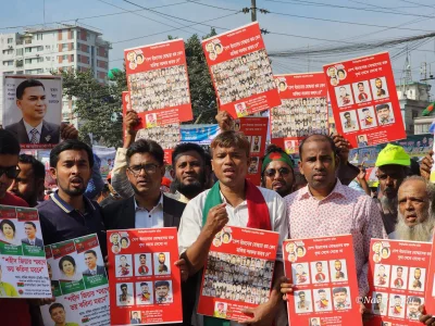 সমাবেশ স্থলে প্ল্যাকার্ড হাতে স্লোগানরত বিএনপির নেতা-কর্মীরা। ছবি- নভেম অপু