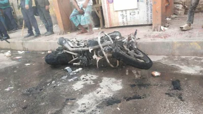 পাল্টাপাল্টি ধাওয়ার ঘটনার সময় মোটরসাইকেল পুড়িয়ে দেওয়া হয়। ছবি: সংগৃহীত