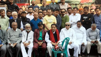 বঙ্গবন্ধু এভিনিউয়ে আওয়ামী লীগের কার্যালয়ের সামনে নেতা-কর্মীদের অবস্থান। ছবি: ফোকাস বাংলা