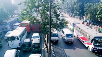 রাজধানীর সড়কে সকল ধরনের যানবাহন চলতে দেখা গেছে। ছবি: সংগৃহীত