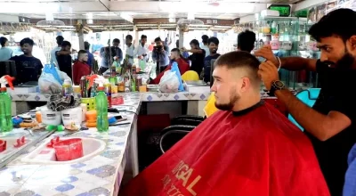 স্থানীয় সেলুনে চুল কাটাচ্ছেন একজন রাশিয়ান নাগরিক।