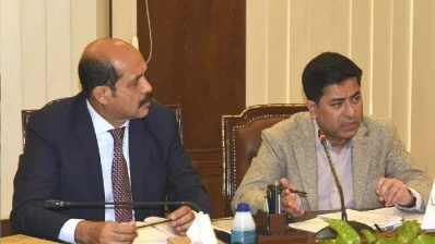 নগরভবনে বাস রুট রেশনালাইজেশন কমিটির ২৫তম সভায় ঢাকা উত্তর ও দক্ষিণ সিটি করপোরেশনের মেয়র।