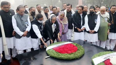 দলীয় নেতাদের সঙ্গে নিয়ে শহীদের প্রতি শ্রদ্ধা নিবেদন করেন আওয়ামী লীগের সভাপতি ও প্রধানমন্ত্রী শেখ হাসিনা। ছবি: ফোকাস বাংলা 