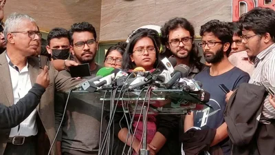ডিবি কার্যালয় থেকে বের হওয়ার পর কথা বলছেন বুয়েট শিক্ষার্থীরা। ছবি: সংগৃহীত
