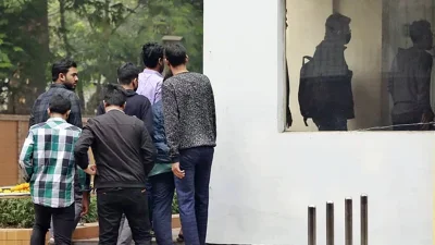 ডিবি কার্যালয়ে বুয়েটের শিক্ষার্থীরা। সংগৃহীত ছবি