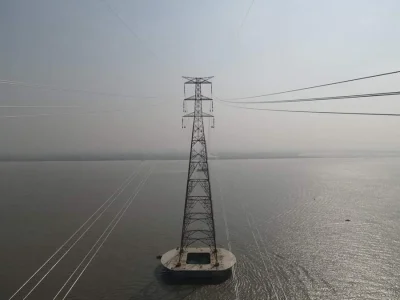 এই বৈদ্যতিক টাওয়ার দিয়ে ৪০০ কেভি বিদ্যুৎ সঞ্চালন লাইন গোপালগঞ্জ পৌঁছেছে। ছবি: ইত্তেফাক