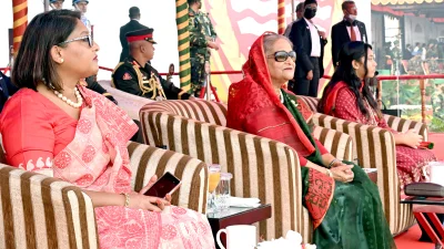 কন্যা ও নাতনিকে নিয়ে কুচকাওয়াজ উপভোগ করলেন প্রধানমন্ত্রী শেখ হাসিনা। ছবি: ফোকাস বাংলা
